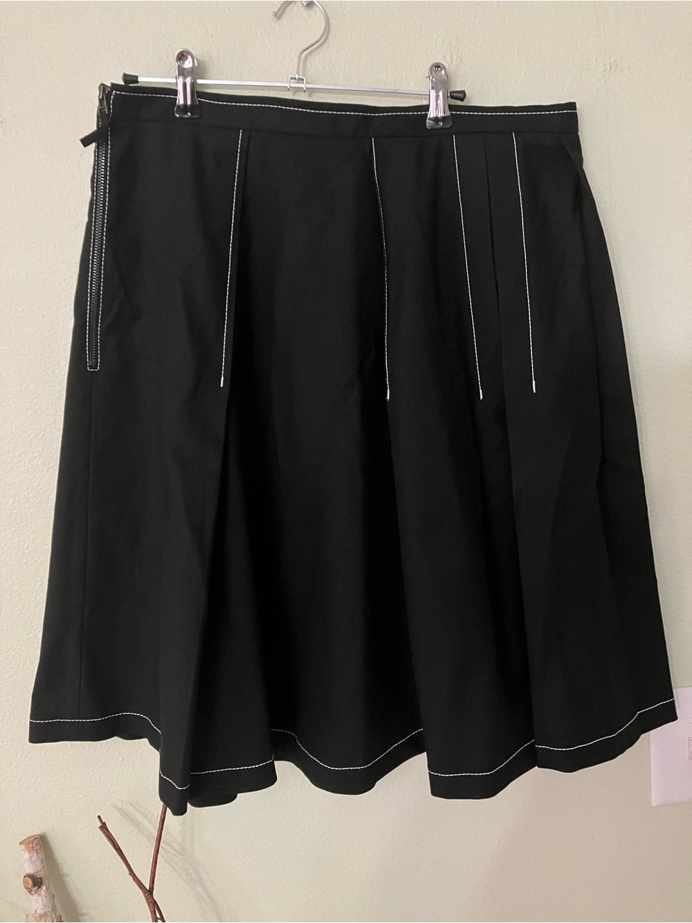 Paule Ka Paris black and white stitch pleated short skirt